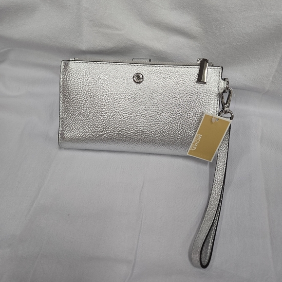 NEW Michael Kors Wallet Wristlet silver color - Picture 1 of 11